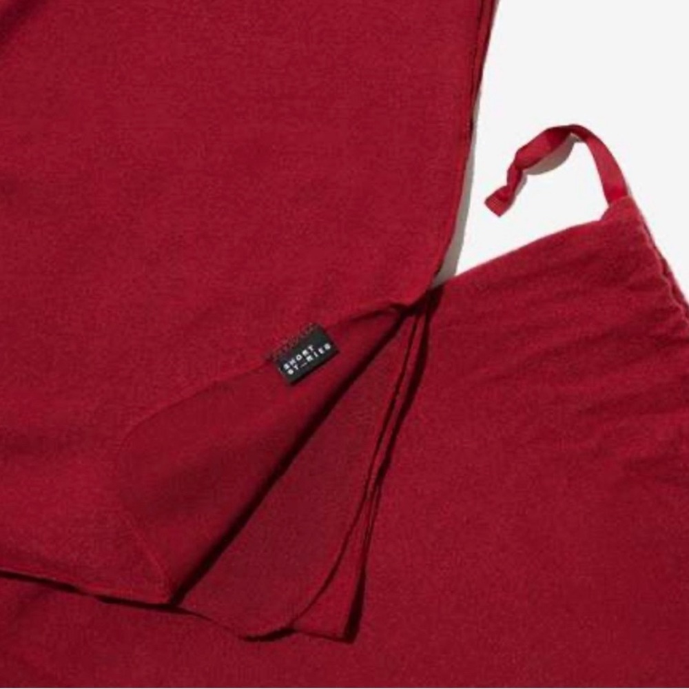 Perfect Travel blanket♥️ Short Stories Travel Blanket & Pouch in Ruby Wine NEW